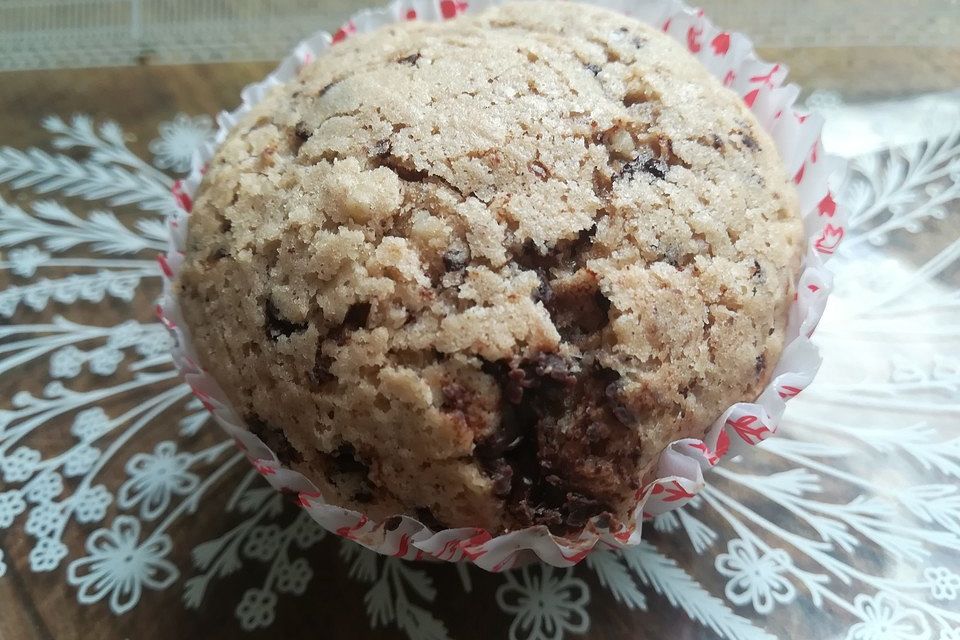 Vegane Muffins mit Schokolade und gehackten Mandeln