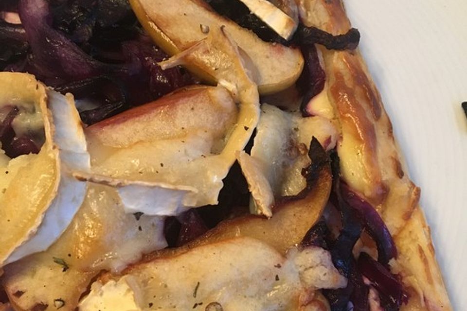 Rotkohl-Flammkuchen mit Camembert