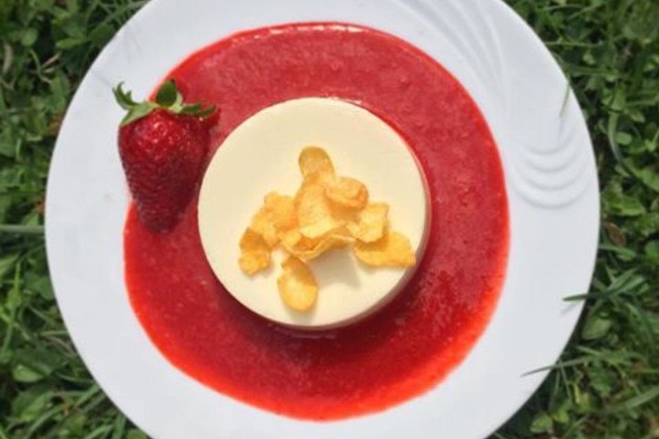 Cornflakes Milch Panna Cotta mit Erdbeersauce