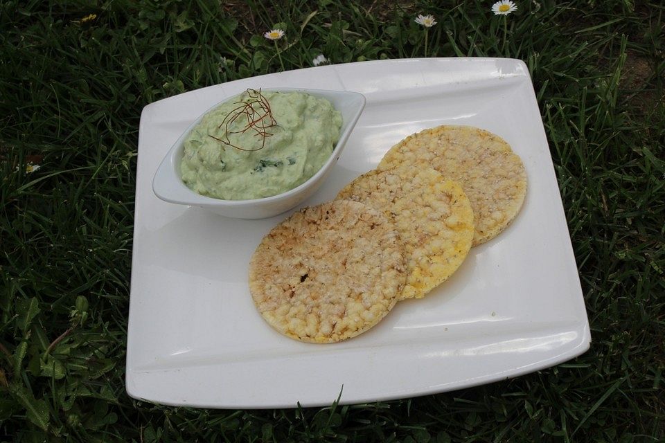 Avocado-Dip zu Mais-Amarant-Waffeln