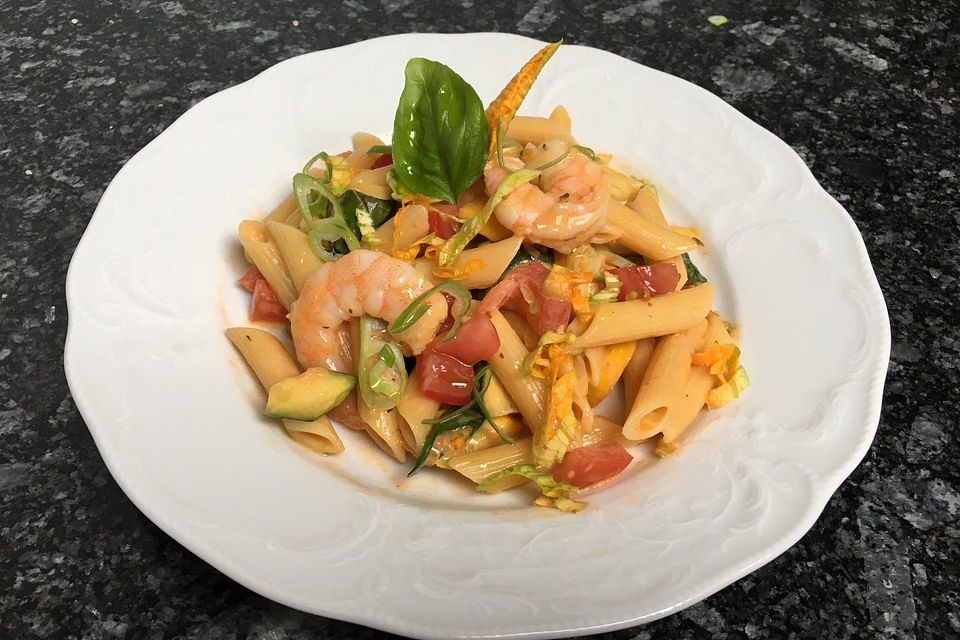 Penne mit Garnelen und Zucchini in Tomatenrahm