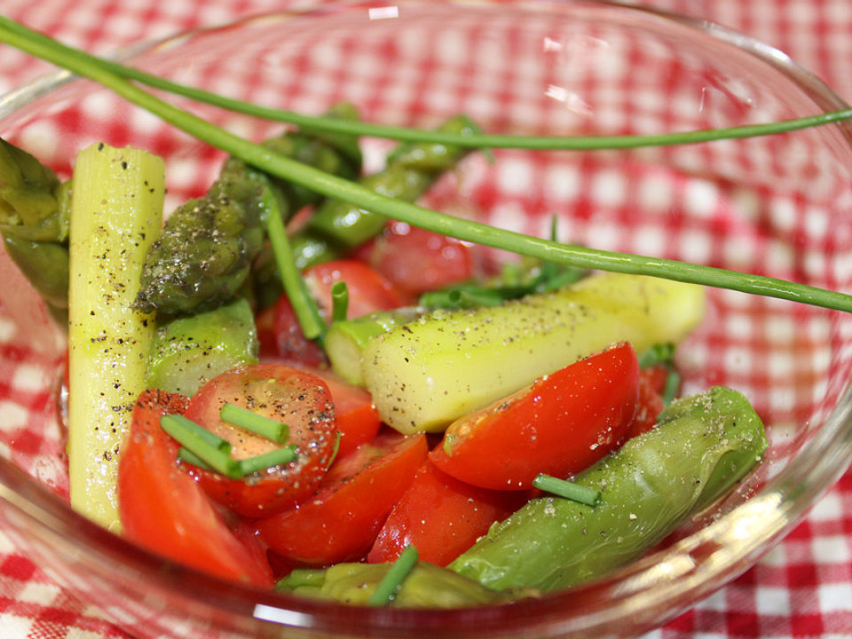 Salat von grünem Spargel und Tomaten von PeachPie12| Chefkoch