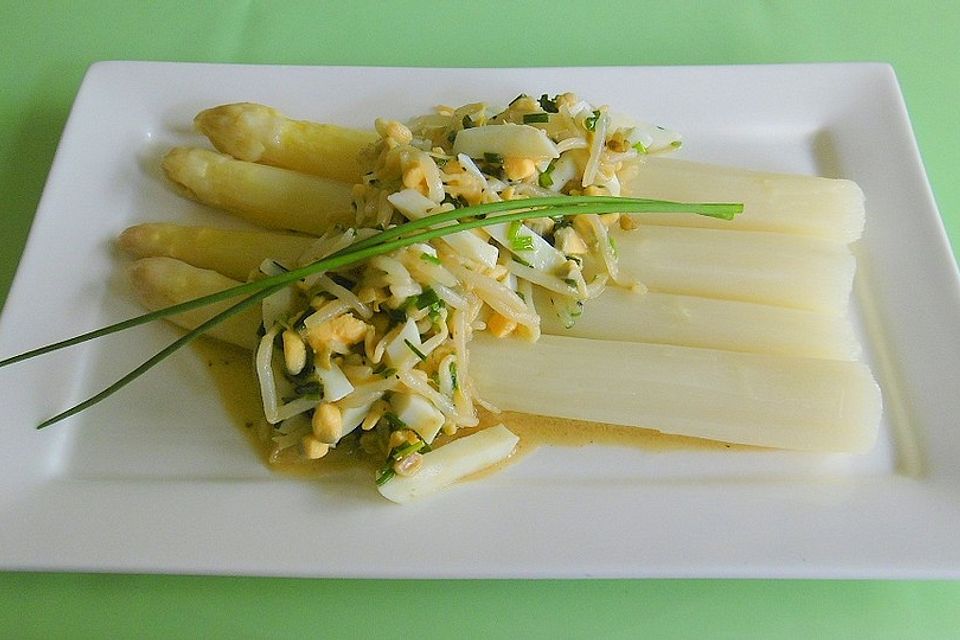 Lauwarmer Spargel mit Sprossen-Ei-Vinaigrette