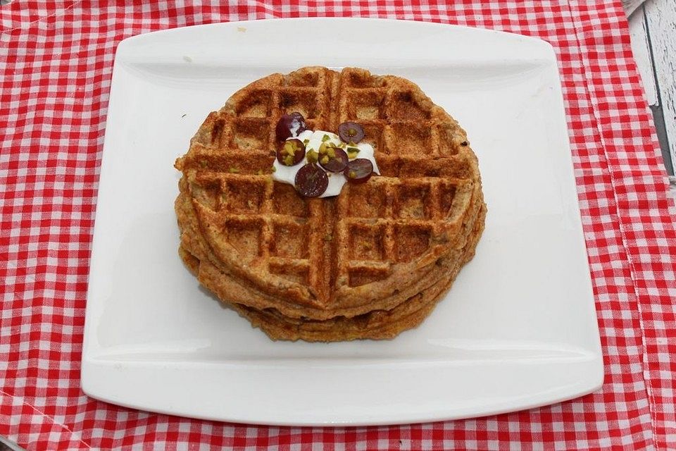 Apfel-Zimt-Waffeln mit Joghurt