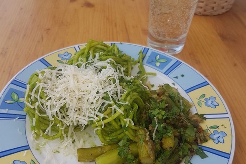 Bärlauch-Avocado-Pesto an grünem Spargel und Spaghetti à la Colucci