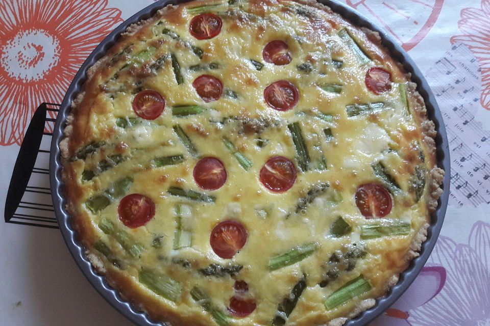 Quiche mit grünem Spargel und Kirschtomaten