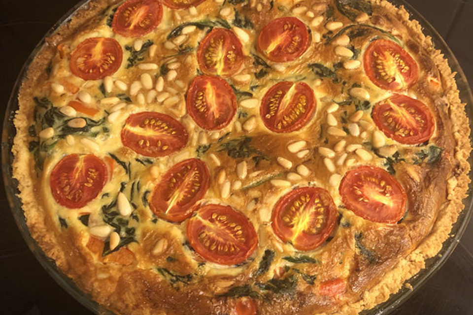 Quiche mit grünem Spargel und Kirschtomaten