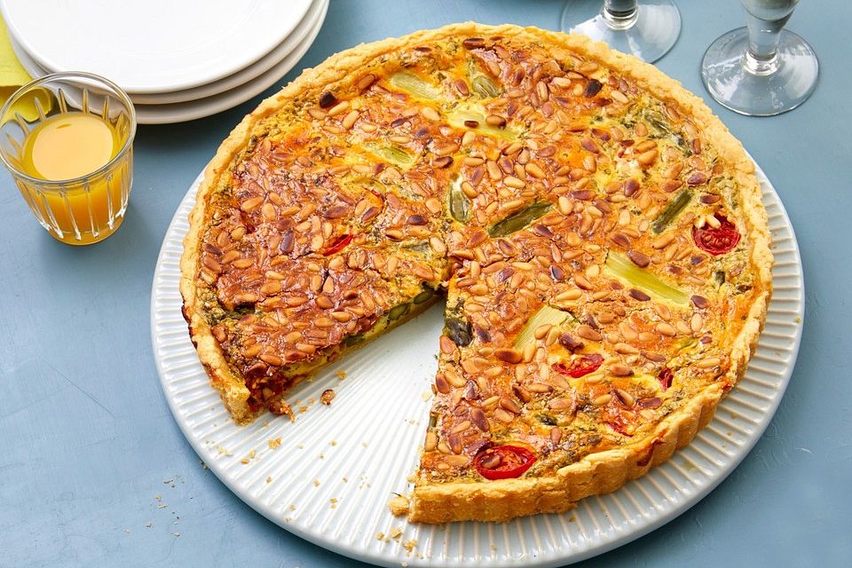 Quiche mit grünem Spargel und Kirschtomaten