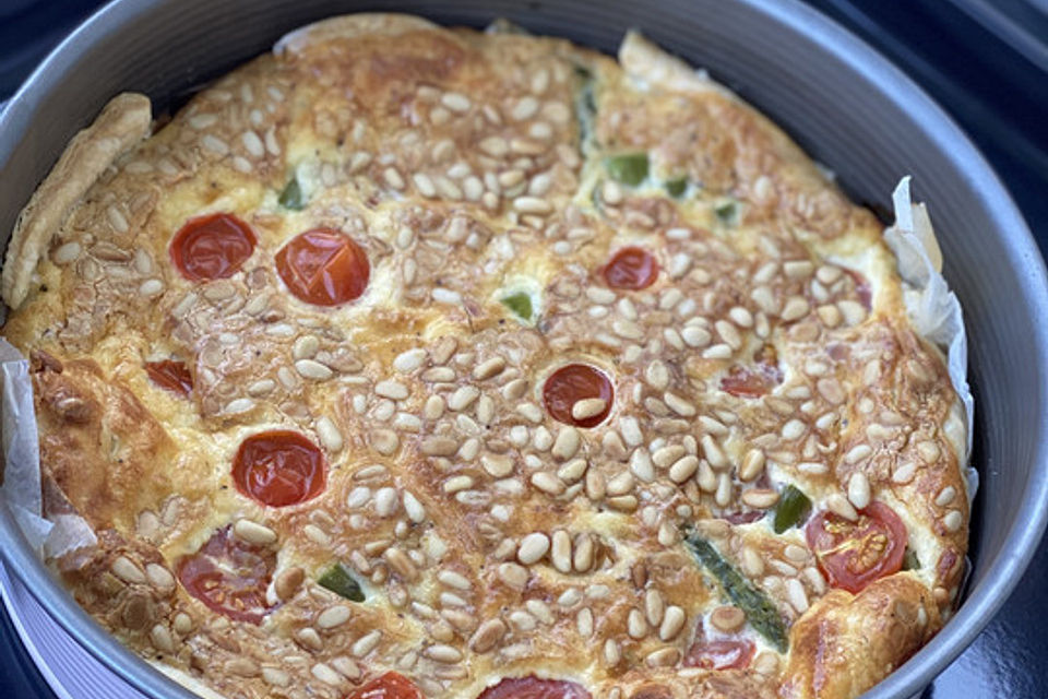 Quiche mit grünem Spargel und Kirschtomaten