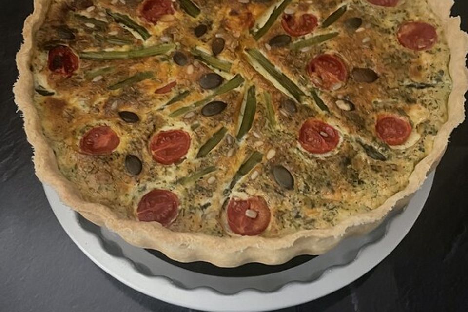 Quiche mit grünem Spargel und Kirschtomaten