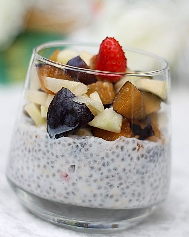 Frühstücks-Chia Overnight Oats mit Joghurt und Früchten