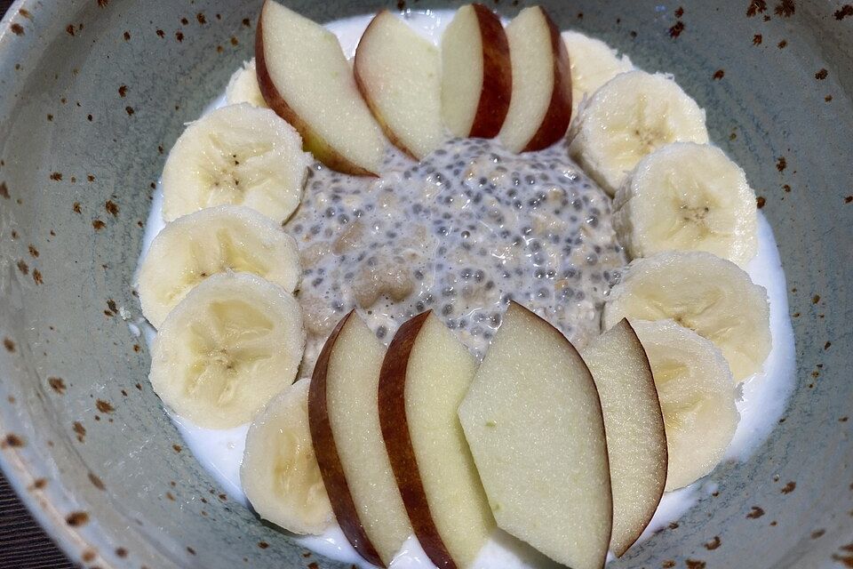 Frühstücks-Chia Overnight Oats mit Joghurt und Früchten