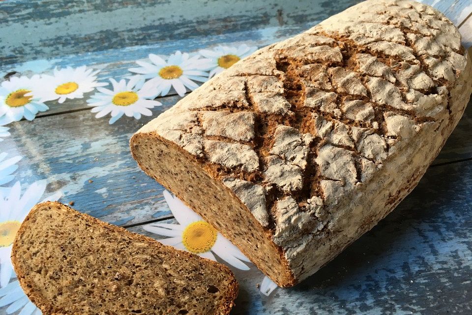 Saftiges Quinoa-Dinkel-Vollkornbrot mit Frischkäse