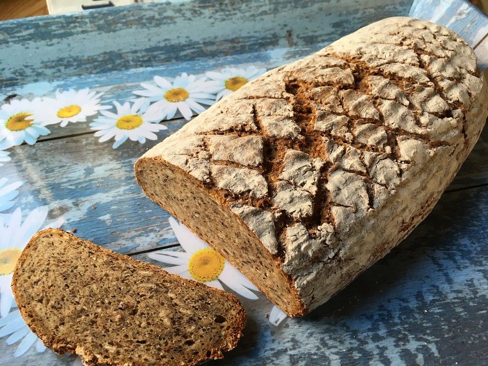 Saftiges Quinoa-Dinkel-Vollkornbrot mit Frischkäse von ...