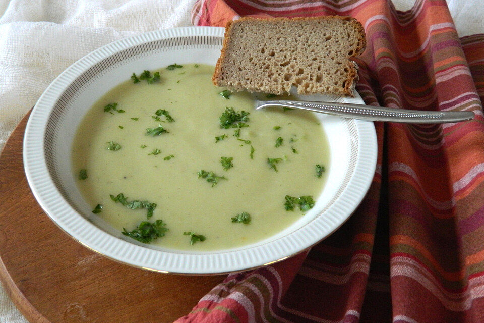 Milde Blumenkohlsuppe aus Blumenkohlblättern