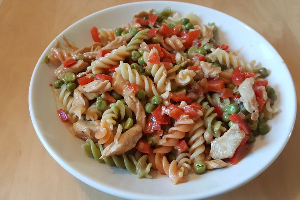 Hähnchengulasch mit Paprika und Erbsen