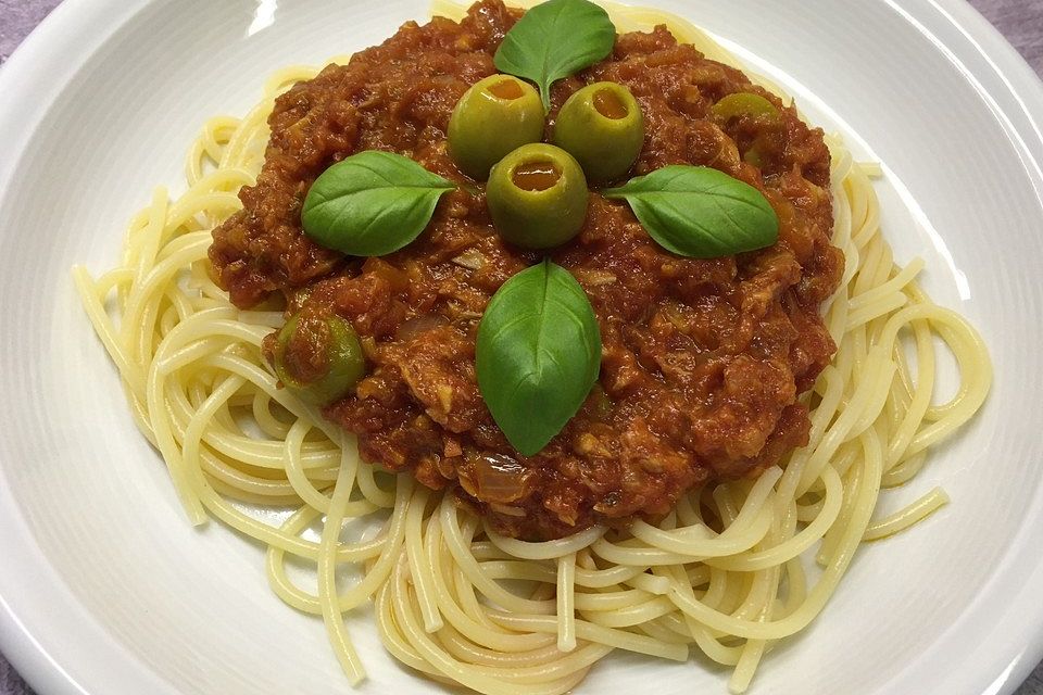 Pasta mit Thunfisch-Tomaten-Sauce