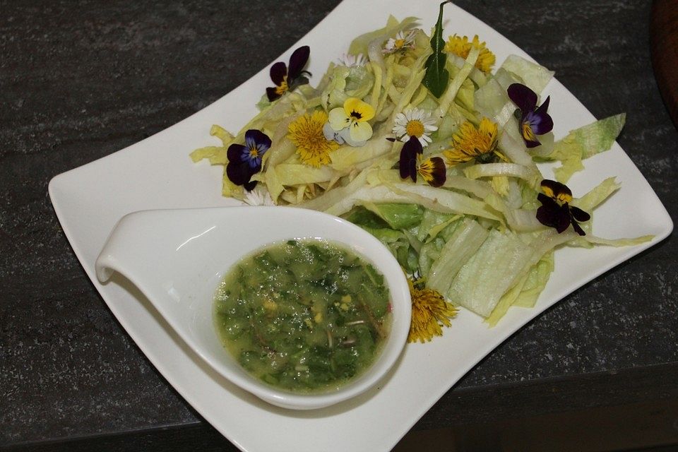 Chicorée-Eisbergsalat mit Blüten in feiner Löwenzahn-Senf-Vinaigrette