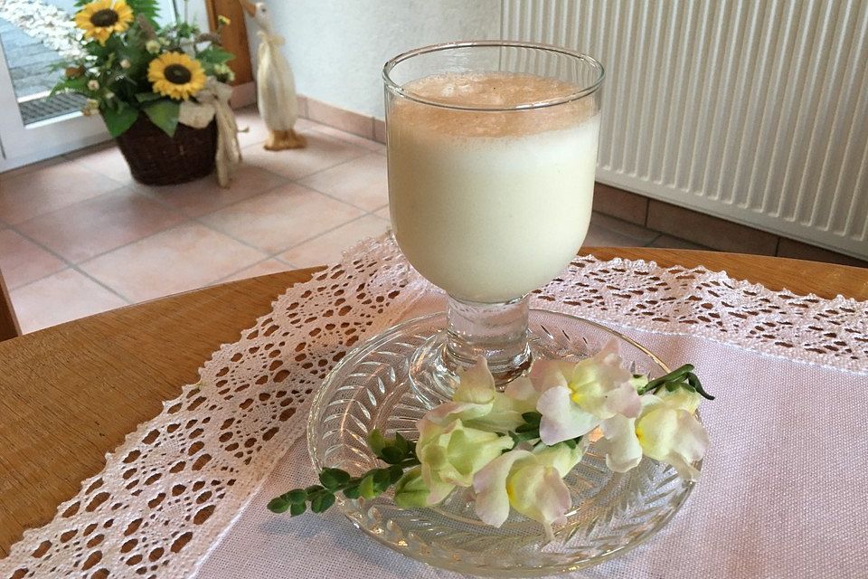 Blonder Engel - Milchshake mit Eierlikör für Sommertage