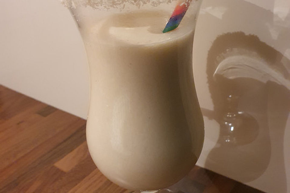 Blonder Engel - Milchshake mit Eierlikör für Sommertage