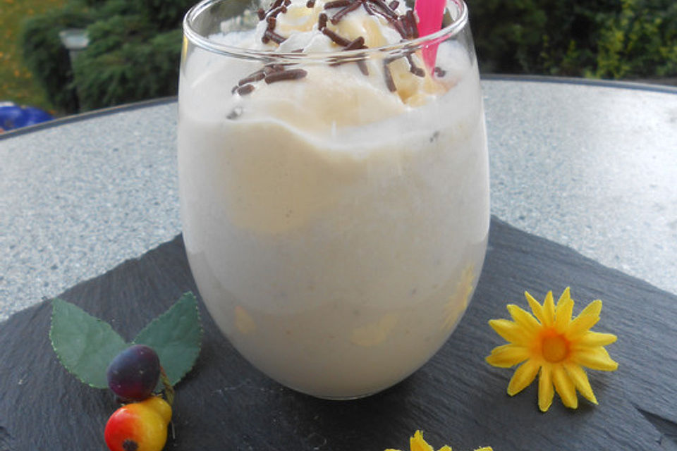 Blonder Engel - Milchshake mit Eierlikör für Sommertage