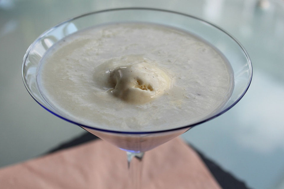 Blonder Engel - Milchshake mit Eierlikör für Sommertage