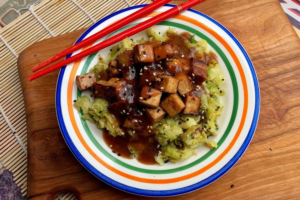 Asiatisch gebackener Tofu auf Rosenkohl