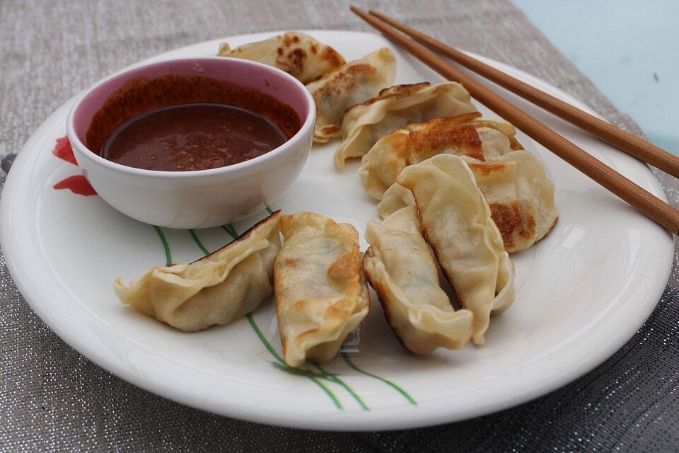 Frittierte Dim Sum mit würzigem Hühnerfleisch auf Kuta-Bali Art