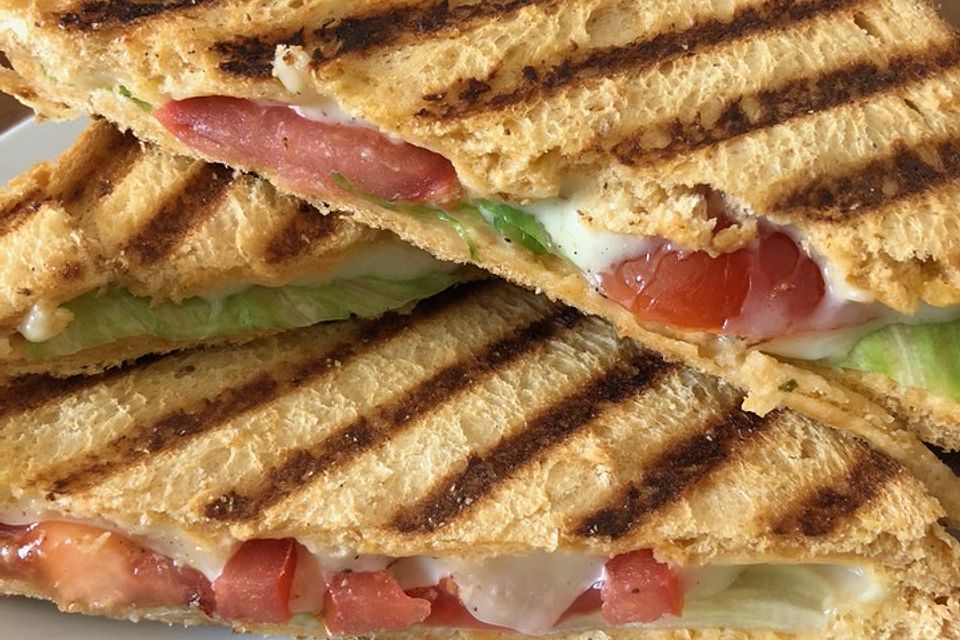 Süßkartoffelsandwich mit Käse, Tomate und Salat