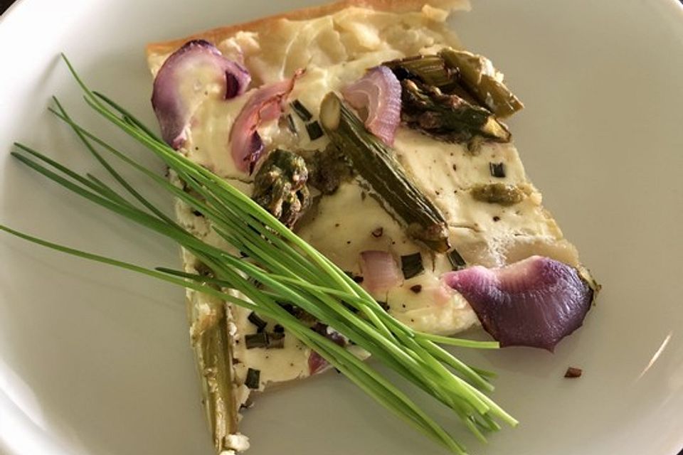 Schneller Spargel-Flammkuchen mit Pesto