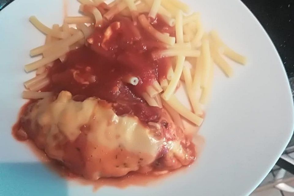 Überbackene gefüllte Hähnchenbrust mit Tomatensoße