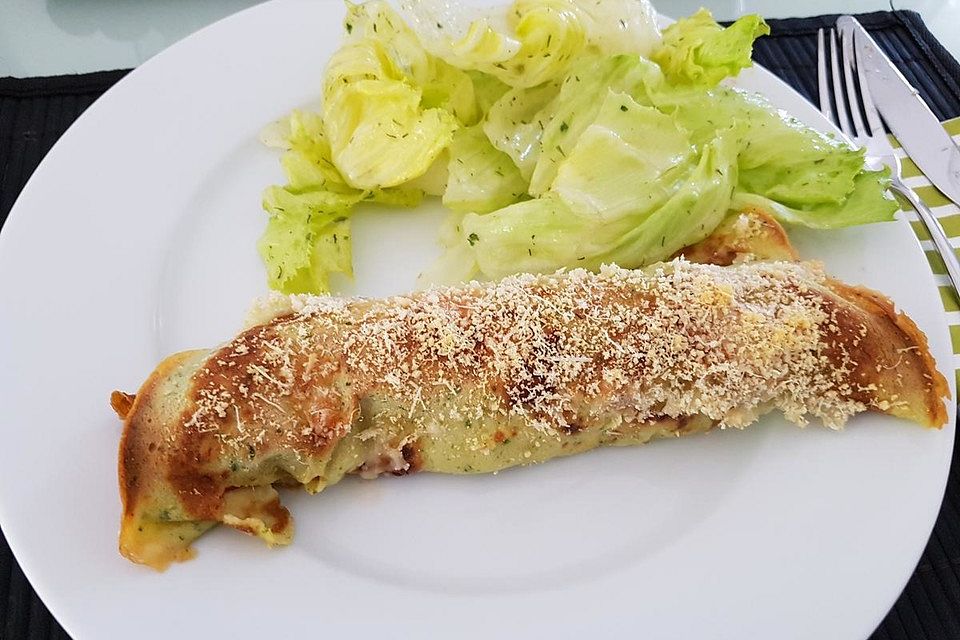 Basilikum-Crêpes mit Cocktailtomaten und Mozzarella