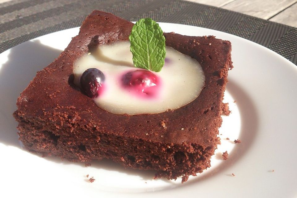 Schokokuchen mit Vanille-Zitronen-Pudding und Früchten