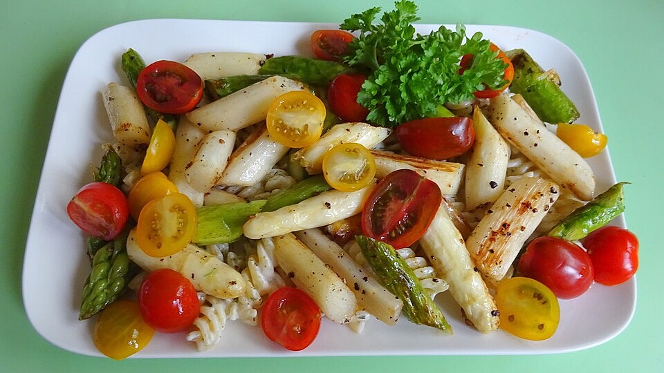 Gebratener Spargel mit Pasta, Sauce Hollandaise und Tomaten von McMoe ... Gebratener Spargel mit Pasta, Sauce Hollandaise und Tomaten von McMoe ...