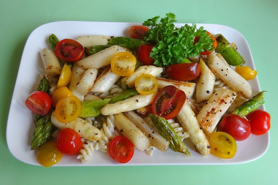 Gebratener Spargel mit Pasta, Sauce Hollandaise und Tomaten