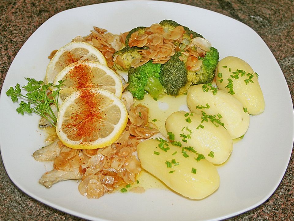 Flussbarschfilets mit gerösteten Mandeln und Zitronenbuttersoße von ...