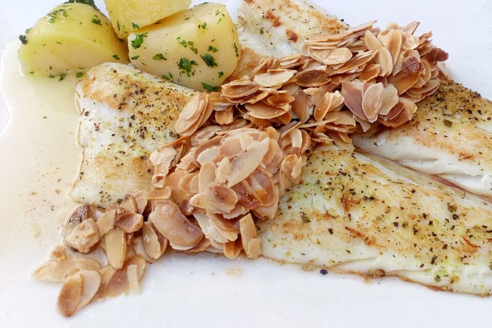 Flussbarschfilets mit gerösteten Mandeln und Zitronenbuttersoße