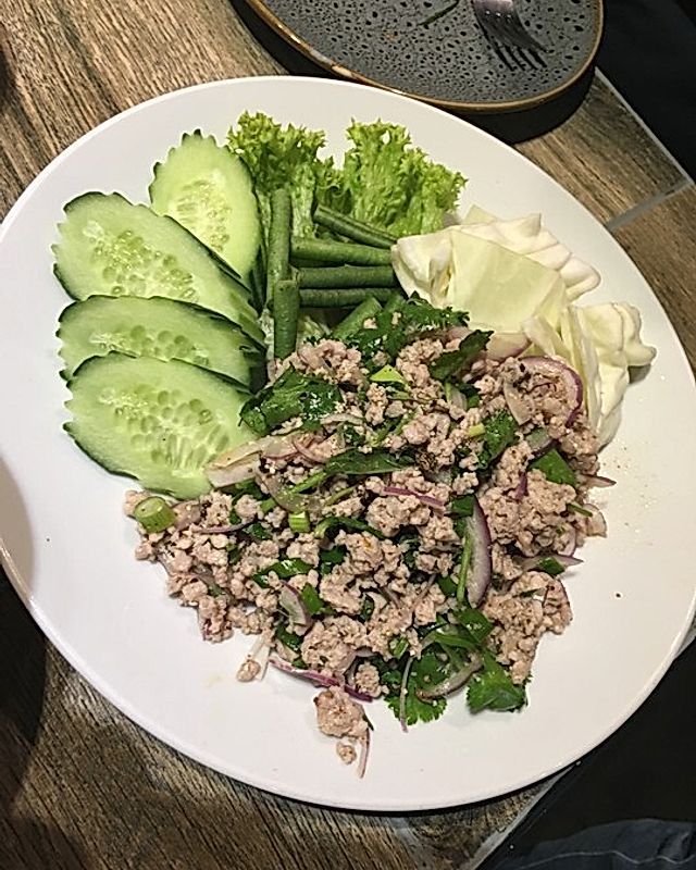 Thai Larb Salad - lauwarmer Thailändischer Hackfleischsalat