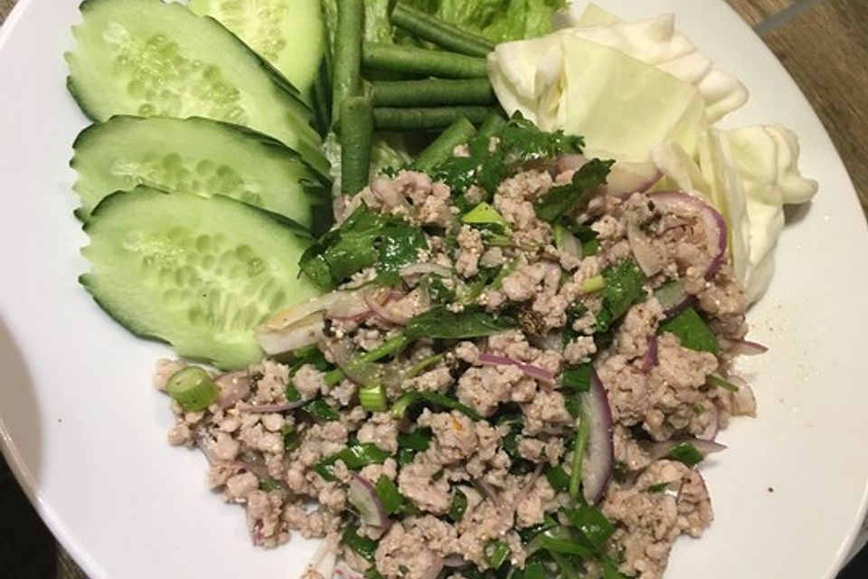 Thai Larb Salad - lauwarmer Thailändischer Hackfleischsalat