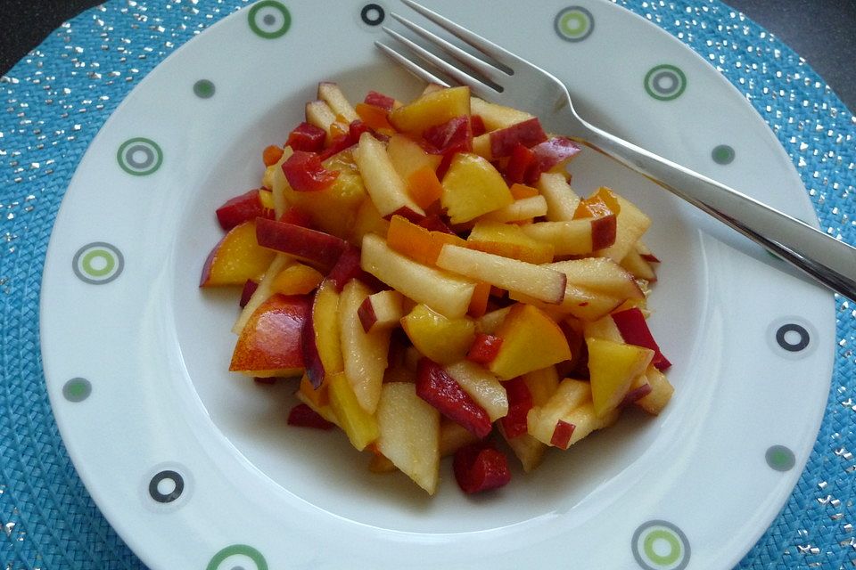 Nektarinen-Apfel-Paprika-Salat