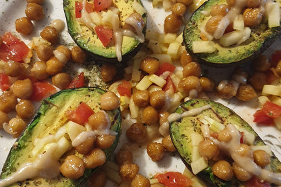 Gegrillte Avocado mit Kichererbsen und Tahini