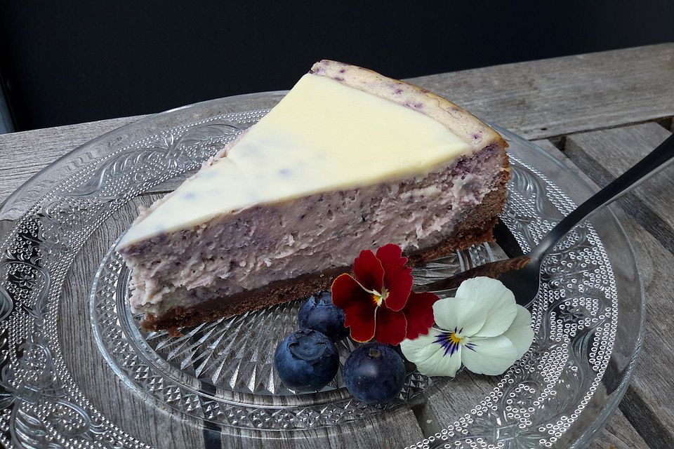 Blueberry-Cheesecake mit weißem Schokoladenguss