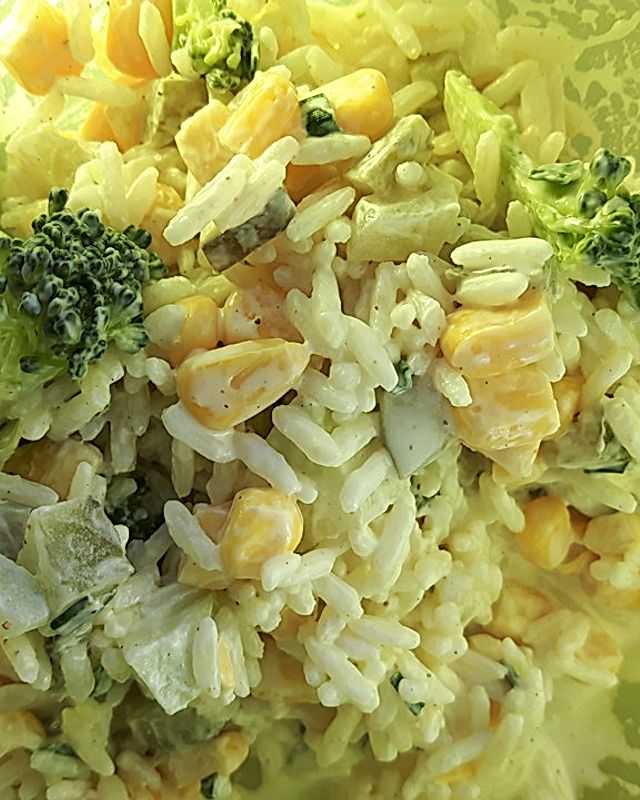 Curry-Brokkoli-Salat mit Mais und Reis