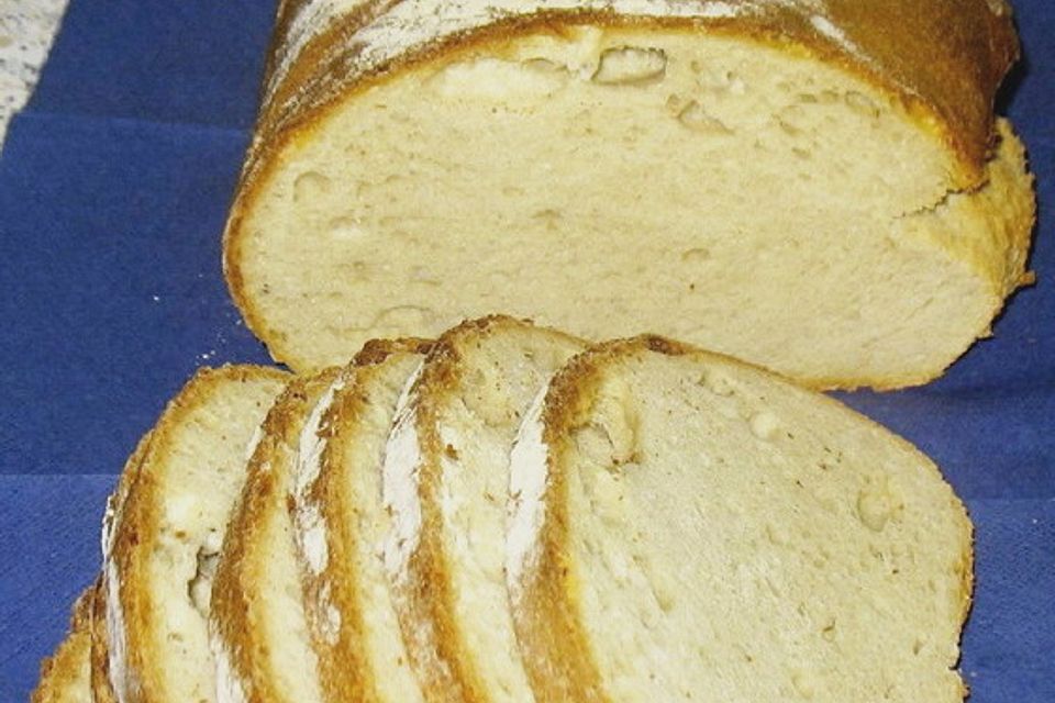 Einfaches Bauernbrot mit Hefe und Sauerteig