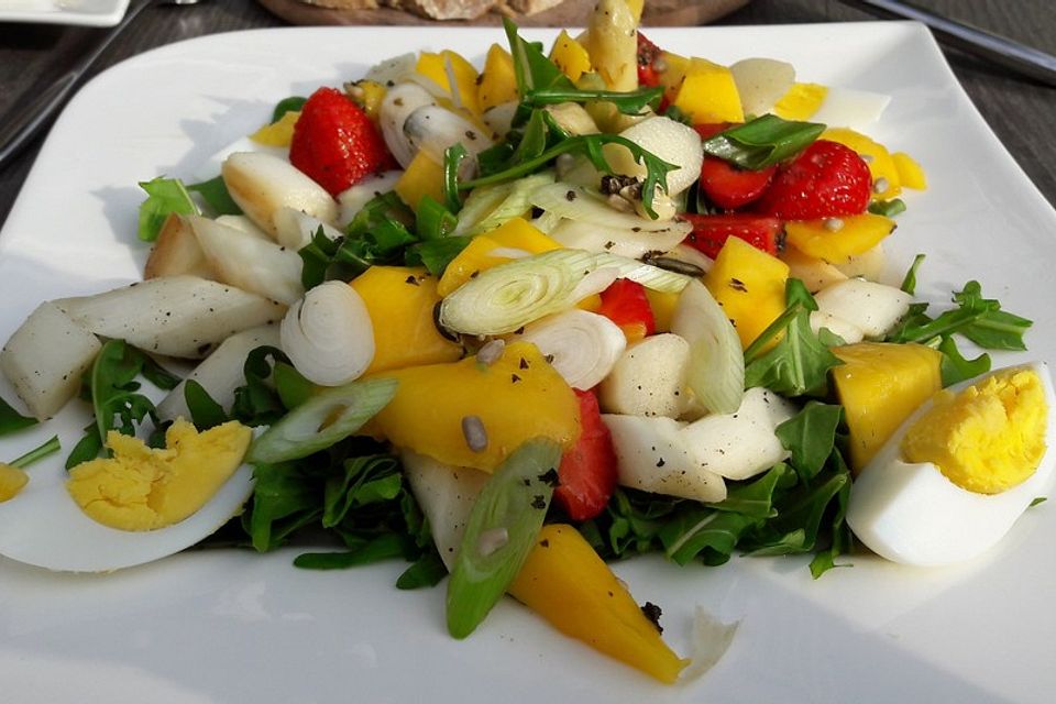 Spargelsalat mit Mango und Erdbeeren auf Rucola