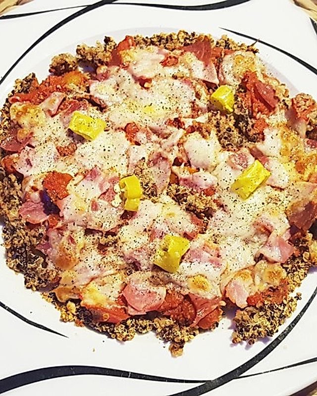 Low carb Pizza aus Quinoateig mit Salami, Schinken, Peperoni und Mozzarella