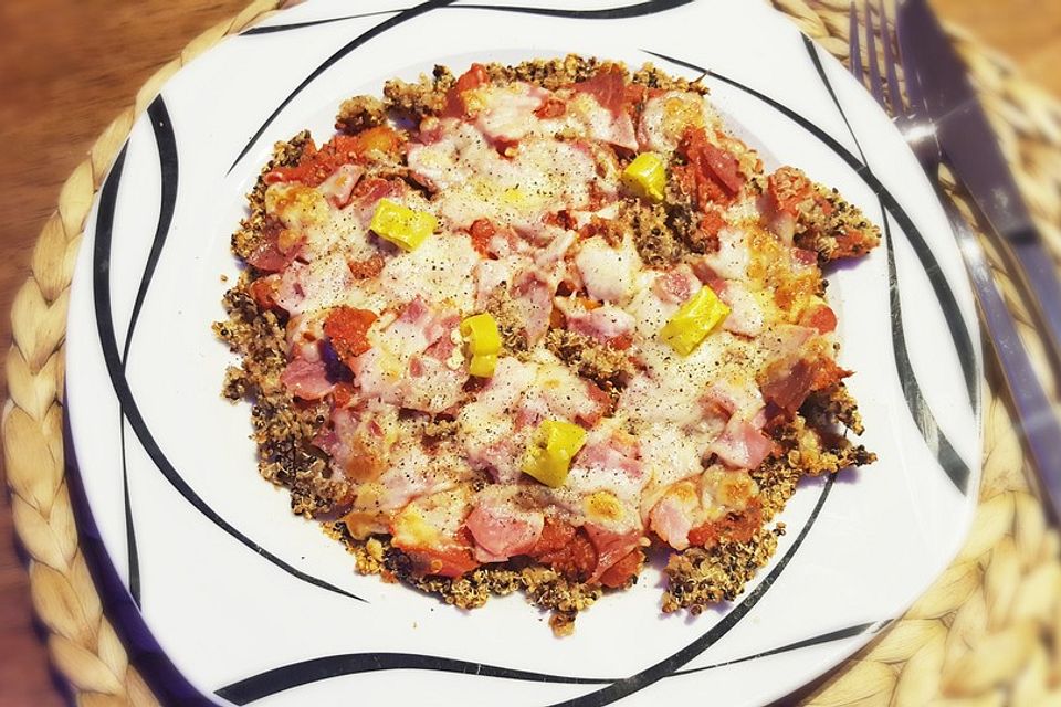 Low carb Pizza aus Quinoateig mit Salami, Schinken, Peperoni und Mozzarella