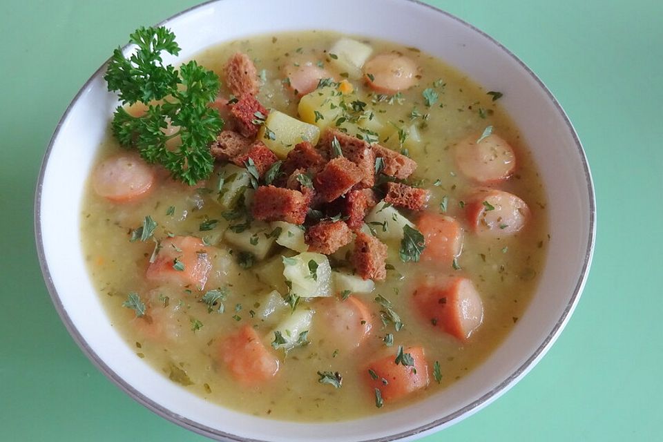 Kartoffel-Kohlrabi-Suppe mit Wiener Würstchen und Pumpernickel