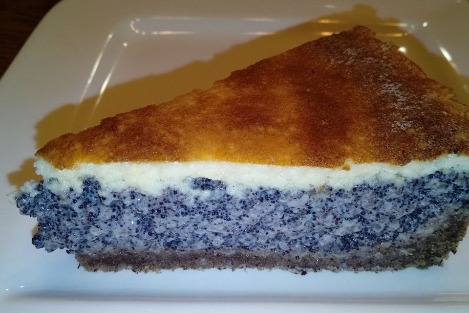 Saftiger Mohnkuchen mit Nüssen