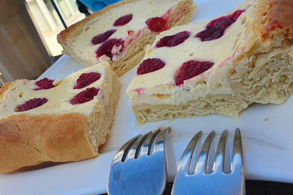 Himbeer-Quark-Hefekuchen mit Oreostreuseln